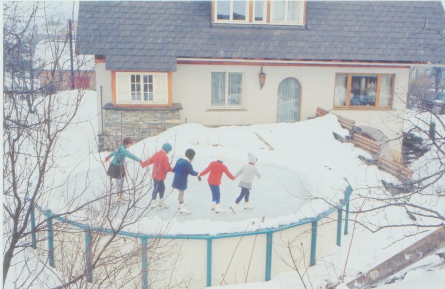 Cranpool im Schnee, eislaufende Kinder am Pool