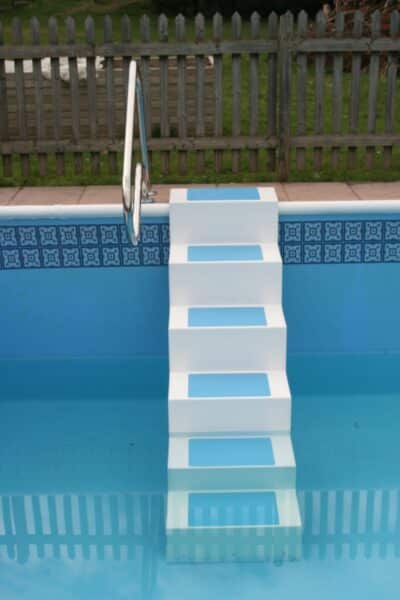 Das Bild zeigt eine Polyestertreppe zum nachträglichen Einbau von Cranpool. Diese Treppe ist für Rechteckbecken konzipiert.