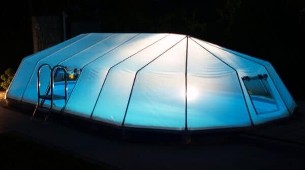Sonnendom montiert auf beleuchtetem Oval Pool