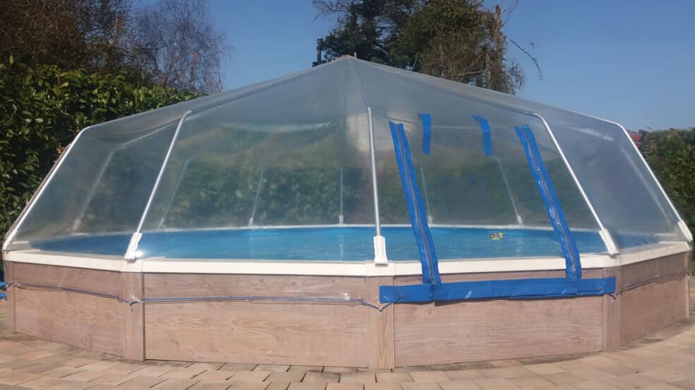 Sonnendom rund. Formschöne Schwimmbadanlage mit Poolabdeckung