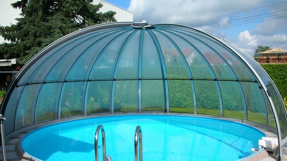 Rundhallen sind die ideale Ganzjahresabdeckung von runden Schwimmbecken. Das Bild zeigt eine geöffnete Rundhalle.