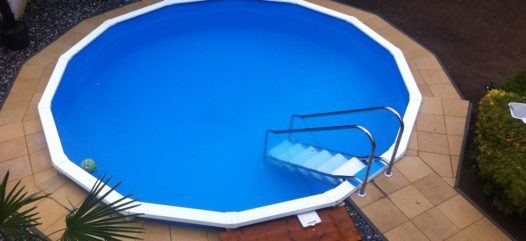 Auf dem Bild sieht man ein Schwimmbecken Royal. Die Treppe die bei diesem Schwimmbecken verwendet wird ist zum nachtäglichen Einbau gedacht. Sie erleichtert den Einstieg ins Schwimmbecken enorm.