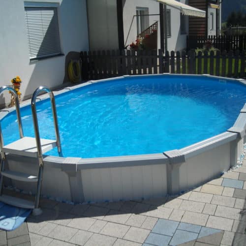 Cranpool Sun Remo ist ein Aufstellbecken mit einem stabilen Stahlmantel. Das Foto zeigt ein ovales Schwimmbecken Sun Remo.