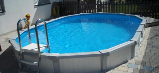 Cranpool Sun Remo ist ein Aufstellbecken mit einem stabilen Stahlmantel. Das Foto zeigt ein ovales Schwimmbecken Sun Remo.