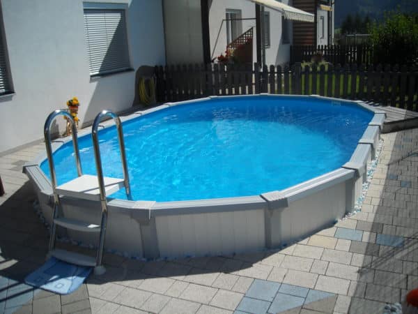 Cranpool Sun Remo ist ein Aufstellbecken mit einem stabilen Stahlmantel. Das Foto zeigt ein ovales Schwimmbecken Sun Remo.