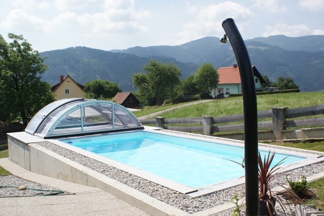 Cranpool Cranthermo mit geöffnetem Cabriodom Klassik. Im Vordergrund ist eine Solardusche zu sehen.
