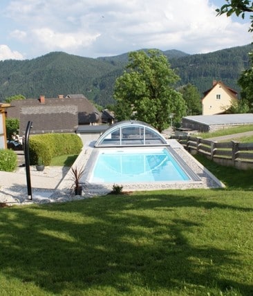 Heimwerker-Schwimmbecken Cranthermo mit Cabriodom Klassik wurde optimal in das Grundstück integriert.