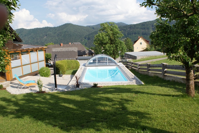 Heimwerker-Schwimmbecken Cranthermo mit Cabriodom Klassik wurde optimal in das Grundstück integriert.