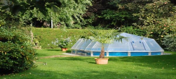 Foto eines Cranpool Schwimmbeckens mit Sonnendom in einem Garten