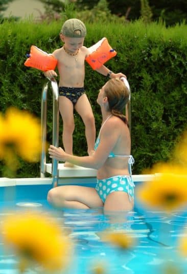 Das Stahlwand-Schwimmbecken Riva, ideal für den kleinen Garten und für Badespass für die ganze Familie. Auf diesem Bild spürt man die gute Stimmung zwischen Mutter und Kind vor dem geplanten Badevergnügen.