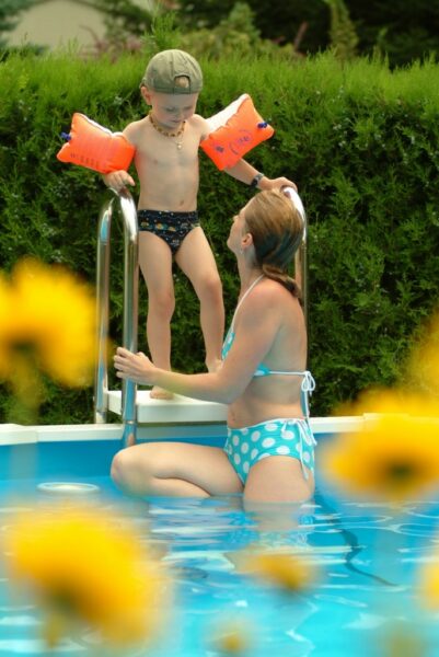 Das Stahlwand-Schwimmbecken Riva, ideal für den kleinen Garten und für Badespass für die ganze Familie. Auf diesem Bild spürt man die gute Stimmung zwischen Mutter und Kind vor dem geplanten Badevergnügen.