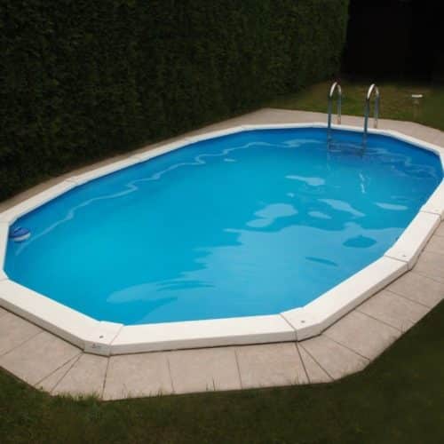 Das Stahlwand-Schwimmbecken Riva hat in jedem kleinen Garten platz. Ob eingebaut wie hier oder freistehend mit diesem Stahlwandbecken ist alles möglich. Überzeugen Sie sich selbst von der hohen Qualität bei Cranpool.