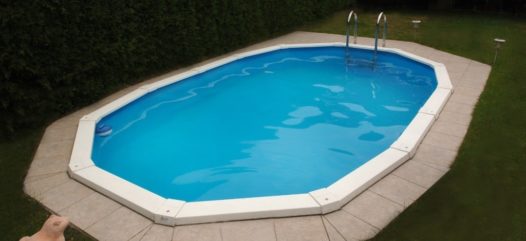 Das Stahlwand-Schwimmbecken Riva hat in jedem kleinen Garten platz. Ob eingebaut wie hier oder freistehend mit diesem Stahlwandbecken ist alles möglich. Überzeugen Sie sich selbst von der hohen Qualität bei Cranpool.