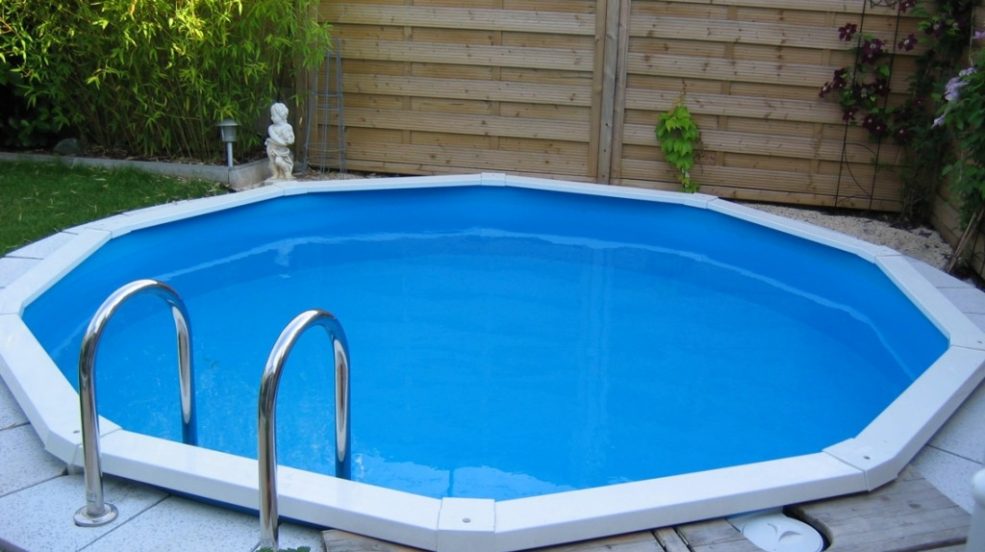 Das Stahlwand-Schwimmbecken Riva ist auf dieser Abbildung in runder Ausführung mit einen Edelstahlleiter als Einbaubecken montiert. Das Pool findet in jedem kleinen Garten seinen Platz.