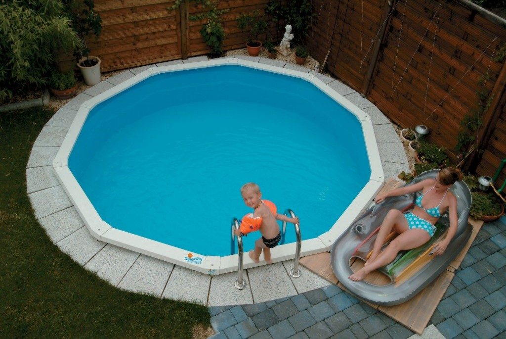 Das Stahlwand-Schwimmbecken Riva, hier in runder Form als Einbaubecken ist ideal für jeden kleinen Garten. Erhältlich ist dieser Pool in runder und ovaler Form.