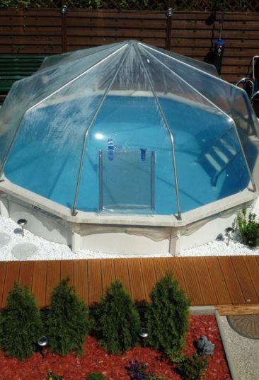 Hier zu sehen, ein Stahlwand-Schwimmbecken Riva in runder Form mit Sonnendom. Dieses Pool wurde zur Hälfte in die Erde versenkt.