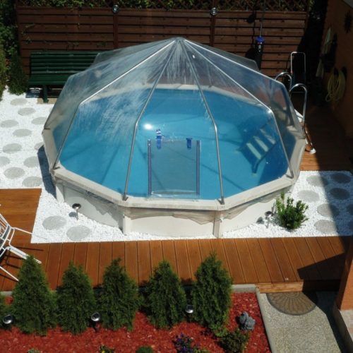 Hier zu sehen, ein Stahlwand-Schwimmbecken Riva in runder Form mit Sonnendom. Dieses Pool wurde zur Hälfte in die Erde versenkt.