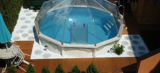 Hier zu sehen, ein Stahlwand-Schwimmbecken Riva in runder Form mit Sonnendom. Dieses Pool wurde zur Hälfte in die Erde versenkt.