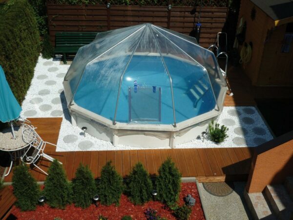 Hier zu sehen, ein Stahlwand-Schwimmbecken Riva in runder Form mit Sonnendom. Dieses Pool wurde zur Hälfte in die Erde versenkt.