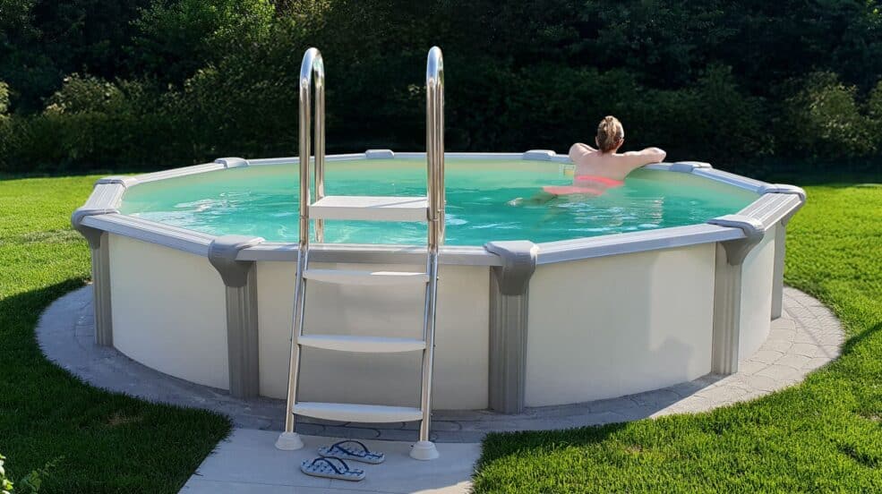 Rimini Pool mit Leiter, teilversenkt