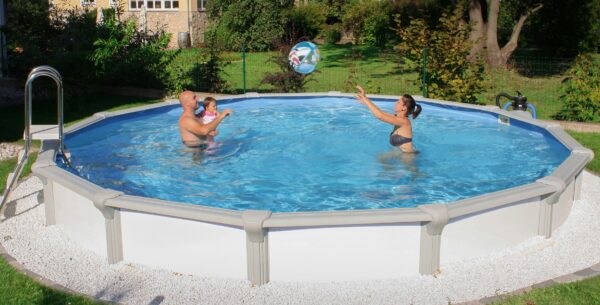 Rimini Pool teilversenkt mit Ballspielern