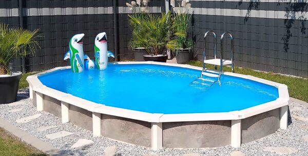 Riva ovales Pool, Leiter, teilversenkt mit Poolverkleidung im Kiesbett