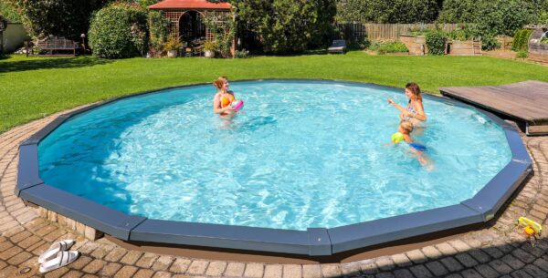 Royal rundes Pool, versenkt mit Pflasterung