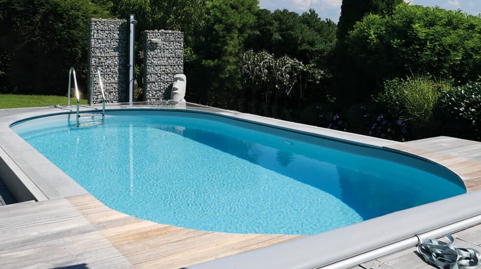 Ovales Pool Miami, teilversenkt mit Einstiegshilfe, Holzdeck und Rollkasten imVordergrund