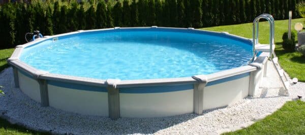 teilversenktes Aufstellbecken, Stahlwandbecken mit kristallklarem Wasser, Schwimmbad, Rimini Aktionsangebot, Gartenpool, Badepool im Garten; Poolbecken; Cranpool, Schwimmbecken mit Poolleiter, Swimmingpool mit Edelstahlleiter, Pool