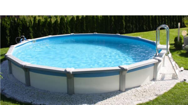 teilversenktes Aufstellbecken, Stahlwandbecken mit kristallklarem Wasser, Schwimmbad, Rimini Aktionsangebot, Gartenpool, Badepool im Garten; Poolbecken; Cranpool, Schwimmbecken mit Poolleiter, Swimmingpool mit Edelstahlleiter, Pool