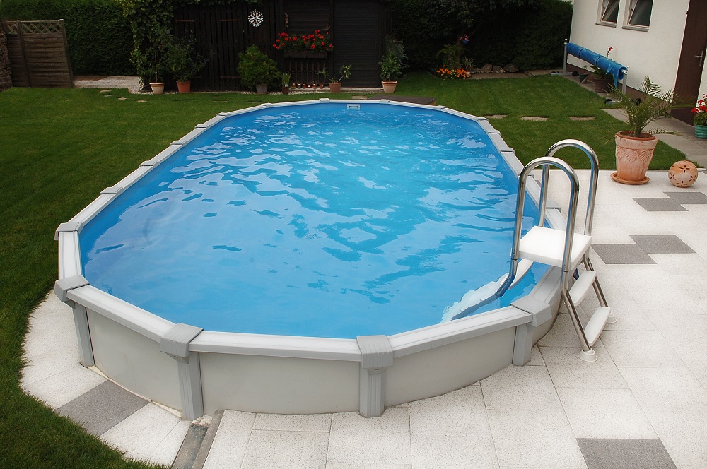 Das Stahlwand Becken Sun Remo von Cranpool ist als Aufstellbecken und Einbaubecken in runder und ovaler Form erhältlich. Auf diesem Bild wurde das ovale Schwimmbecken halb versenkt.