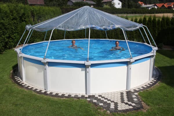 zwei Personen schwimmen in einem Stahlwand Schwimmbecken von Cranpool . Das Pool hat einen Sonnendom , welcher auf diesem Foto offen ist. Der Sonnendom schützt vor Verunreinigungen durch Niederschläge, sowie sorgt er für stabile Wassertemperaturen.