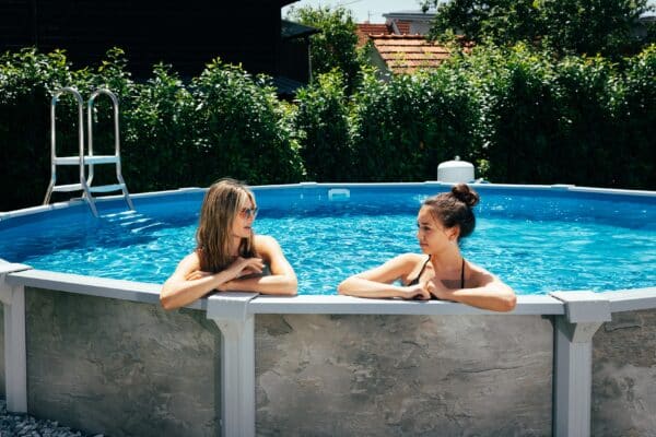 Sun Remo, Schwimmbecken mit Verkleidung, zwei Frauen im Schwimmbad, kristallklares Wasser, Stahlwandaufstellbecken, Stahlwandpool, Aufstellschwimmbad, Sun Remo mit Verkleidung