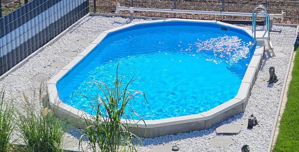 Perfekte Poolberatung für teilversenktes Cranpool Royal oval mit Basic Verkleidung Stone,  realisiert durch  problemlose Monatage