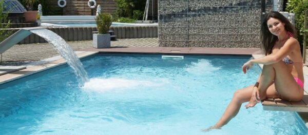 schwimmbad, rechteckig mit einer jungen Frau