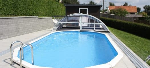 Cranpool Schwimmbad Royal, oval und eingegraben mit einer Schwimmbecken Überdachung, der Halle Cabriodom Klassik in einem Garten