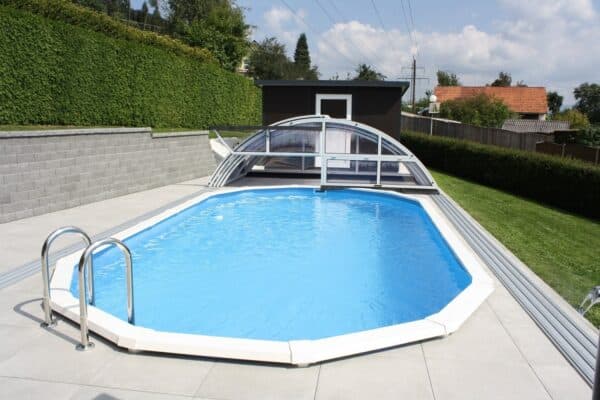 Cranpool Schwimmbad Royal, oval und eingegraben mit einer Schwimmbecken Überdachung, der Halle Cabriodom Klassik in einem Garten