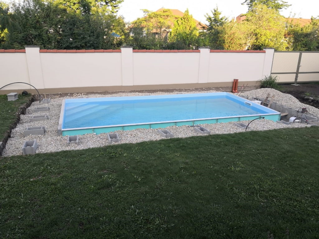 schwimmbecken rechteckig, eingegraben in einem Garten bei der Montage