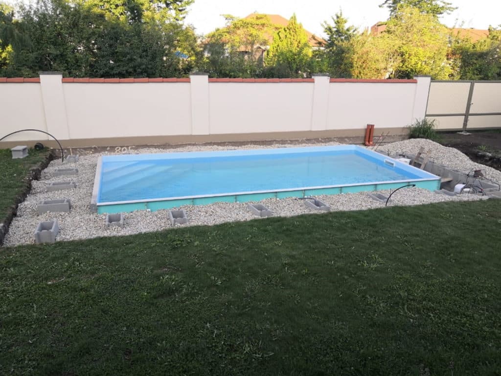 schwimmbecken rechteckig, eingegraben in einem Garten bei der Montage
