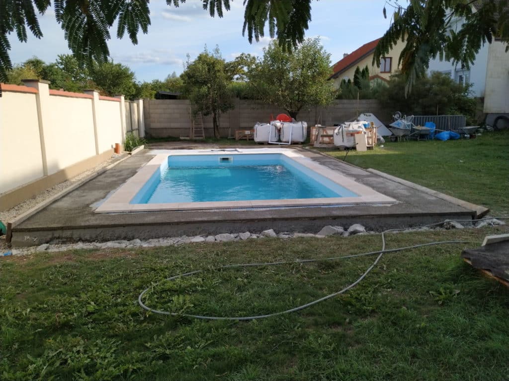 schwimmbecken rechteckig, eingegraben in einem Garten bei der Montage