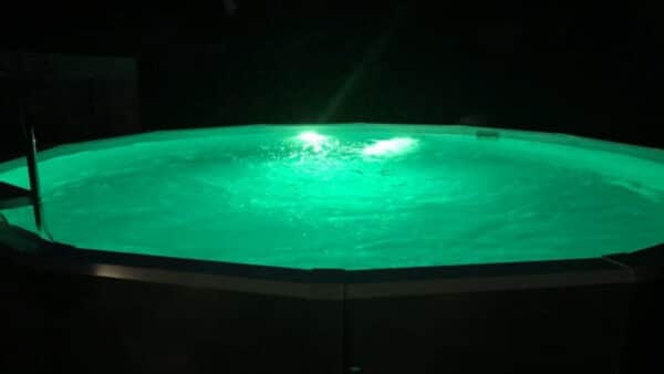 Rundbecken in der Nacht mit Poolbeleuchtung Schwimmbad und Zubehör von Cranpool