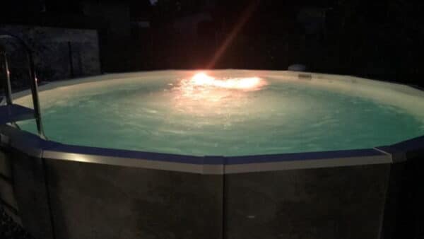 Rundbecken in der Nacht mit Poolbeleuchtung Schwimmbad und Zubehör von Cranpool