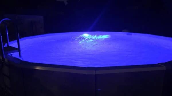 Rundbecken in der Nacht mit Poolbeleuchtung Schwimmbad und Zubehör von Cranpool