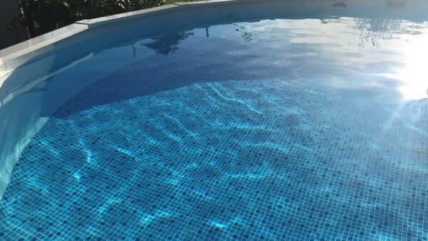 Ovales Schwimmbecken von Cranpool befüllt