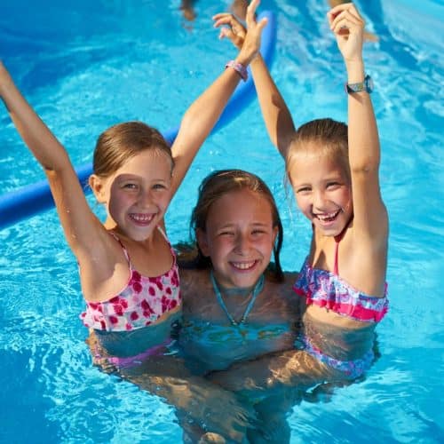 drei junge Mädchen in einem Cranpool Schwimmbecken