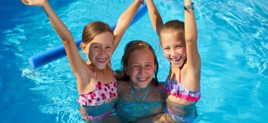 drei junge Mädchen in einem Cranpool Schwimmbecken