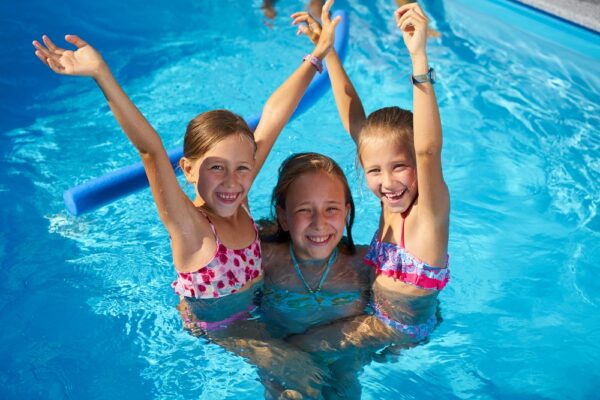 drei junge Mädchen in einem Cranpool Schwimmbecken