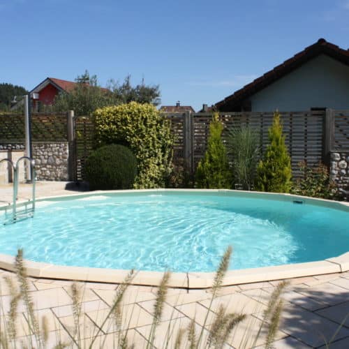 rundbecken in einem Garten von Cranpoool
