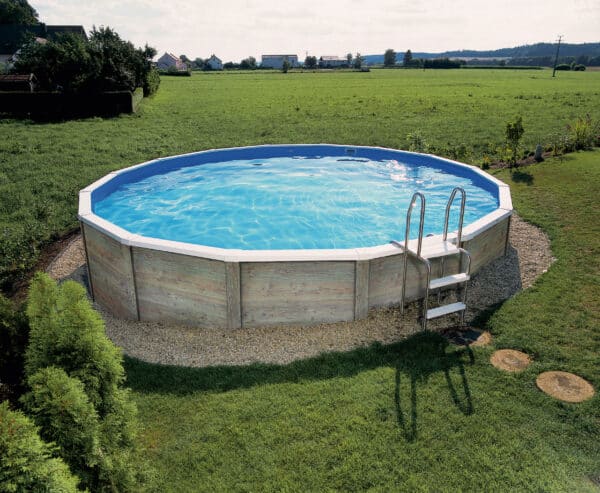 Verkleidung Delux bei einem rundem Pool von Cranpool. Das Schwimmbecken steht in einem Garten.