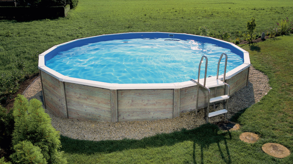 Verkleidung Delux bei einem rundem Pool von Cranpool. Das Schwimmbecken steht in einem Garten.
